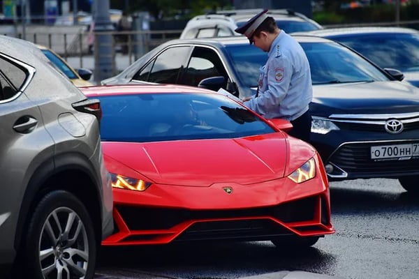 Люксовые авто раскупили из запасов: с чем связан всплеск спроса на Lamborghini и Rolls-Royce?