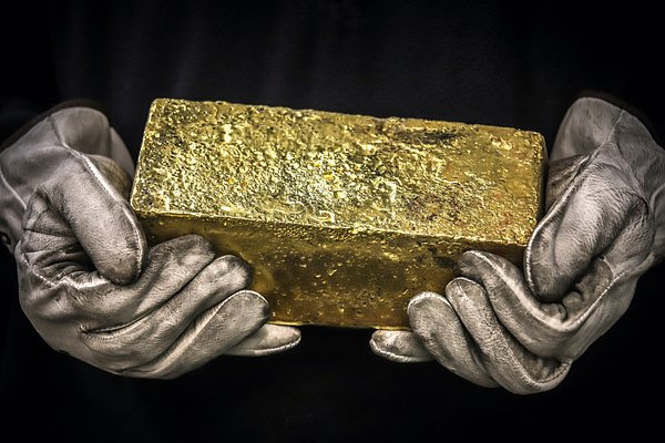 Россияне массово скупают золото. Почему в него вкладываются и сколько можно на нем заработать?