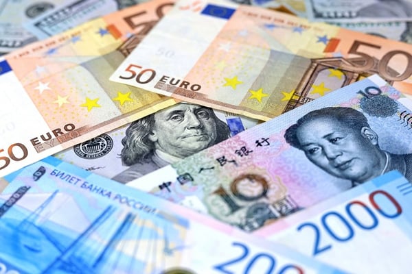 Аналитик Васильев объяснил, в какой валюте лучше хранить свои деньги в 2024 году