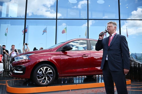 «Что-то среднее между Granta и Vesta». «АвтоВАЗ» представил свою новую модель — Lada Iskra. Сколько она будет стоить?