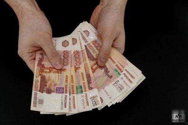 В Госдуме предложили запретить выплачивать на руки зарплату меньше МРОТ